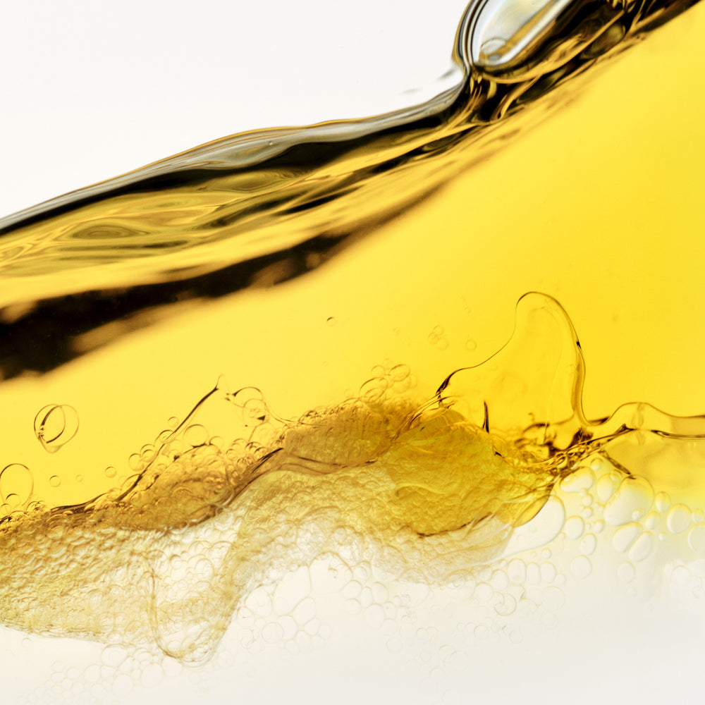 Lightweight hair oil texture