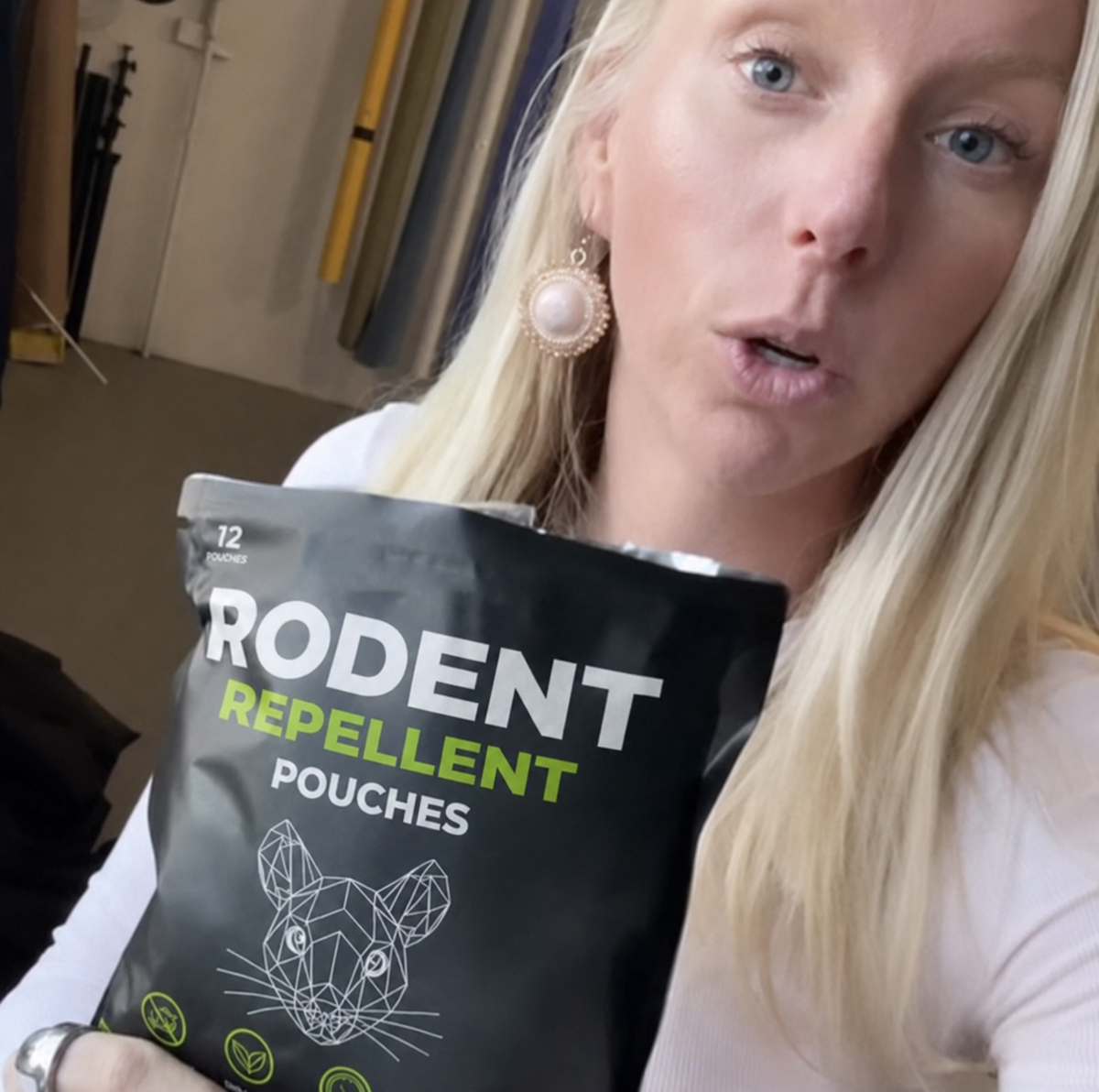 Customer review holding Lovevel Rodent Repellent Pouches