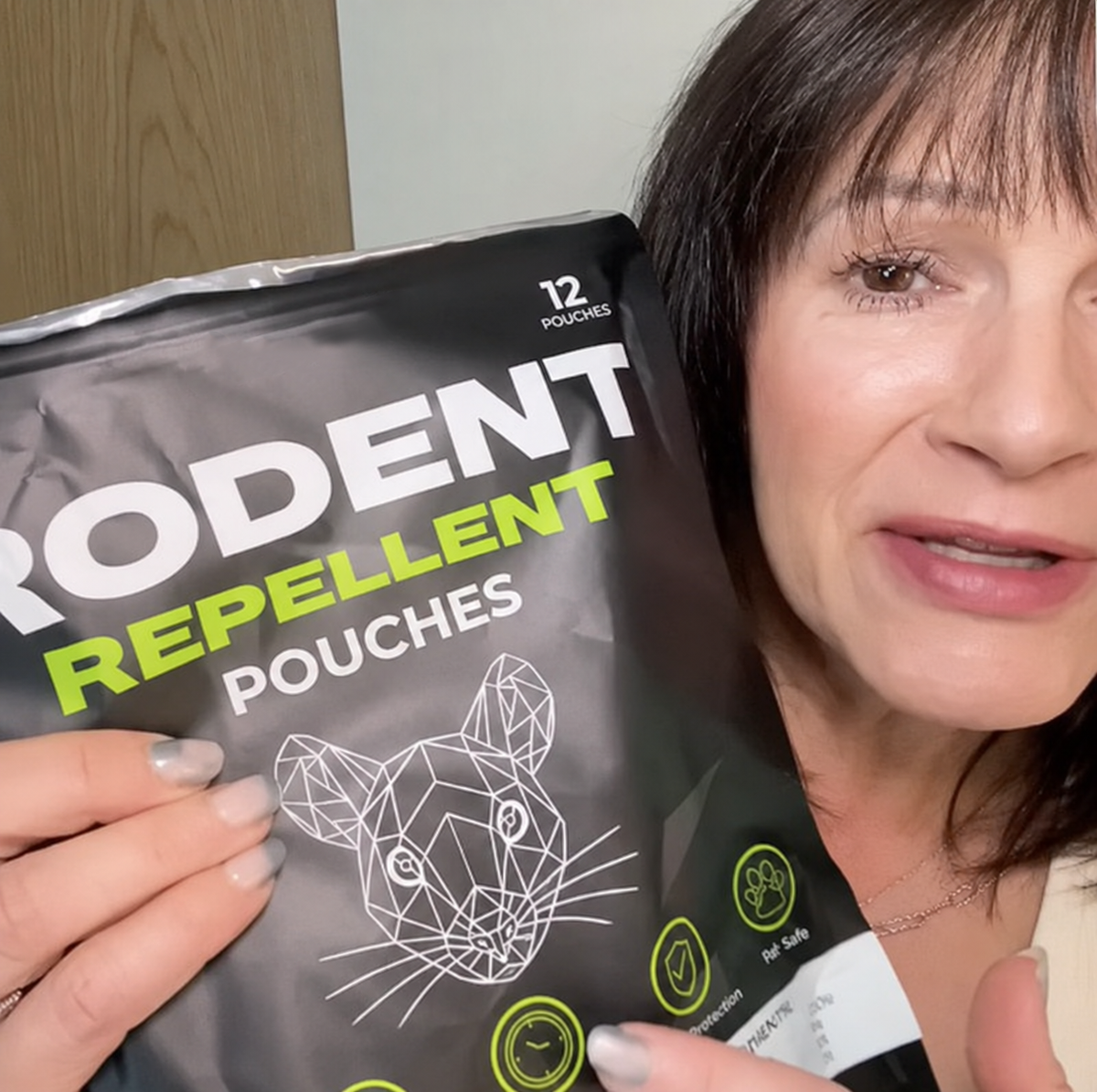 Customer review holding Lovevel Rodent Repellent Pouches